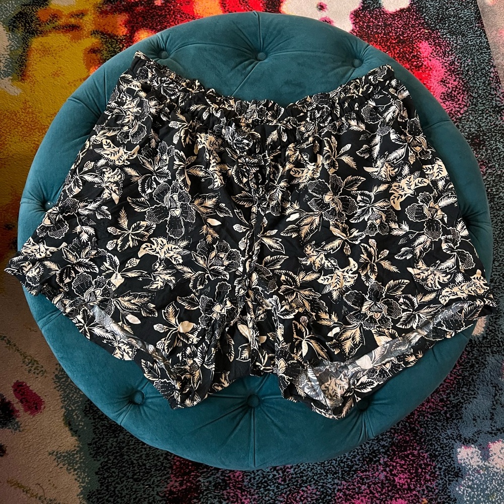 PLUS SIZE Old Navy Black Floral Lounge Shorts with Cream Print